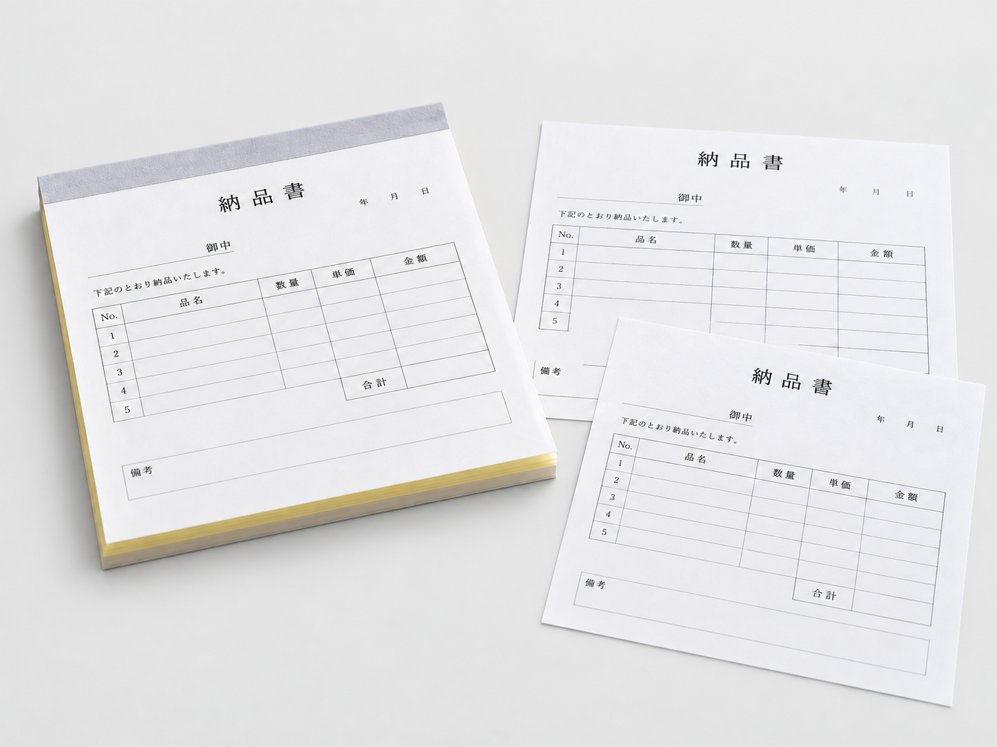 薄いグレーの背景に置いた伝票の制作イメージ